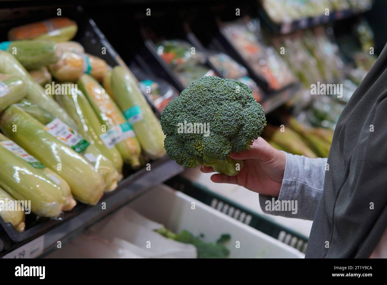 Immagine ravvicinata di broccoli che tengono la mano nel supermercato. Foto Stock