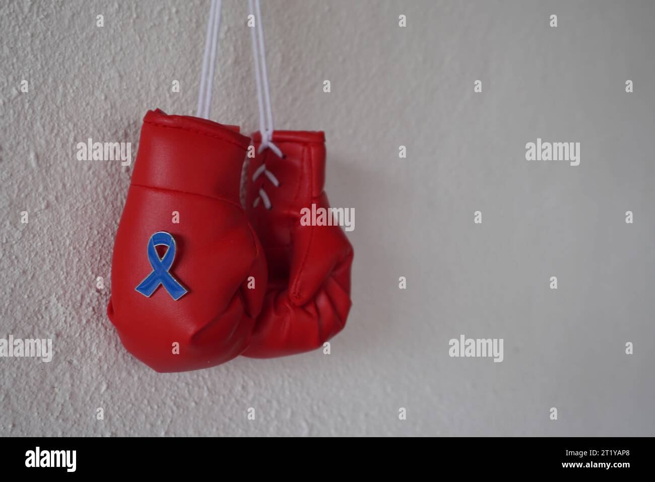 Immagine ravvicinata dei guanti da boxe e del nastro blu con spazio per la copia. La salute degli uomini, la consapevolezza del cancro, si oppongono al concetto di abuso di minori Foto Stock