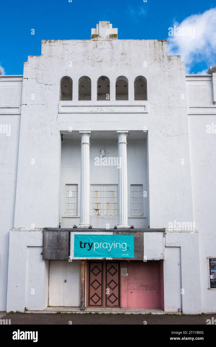 Un edificio vuoto a Barnstaple, Devon, Regno Unito, con un poster per una chiesa evangelica locale, con la scritta "prova a pregare" Foto Stock