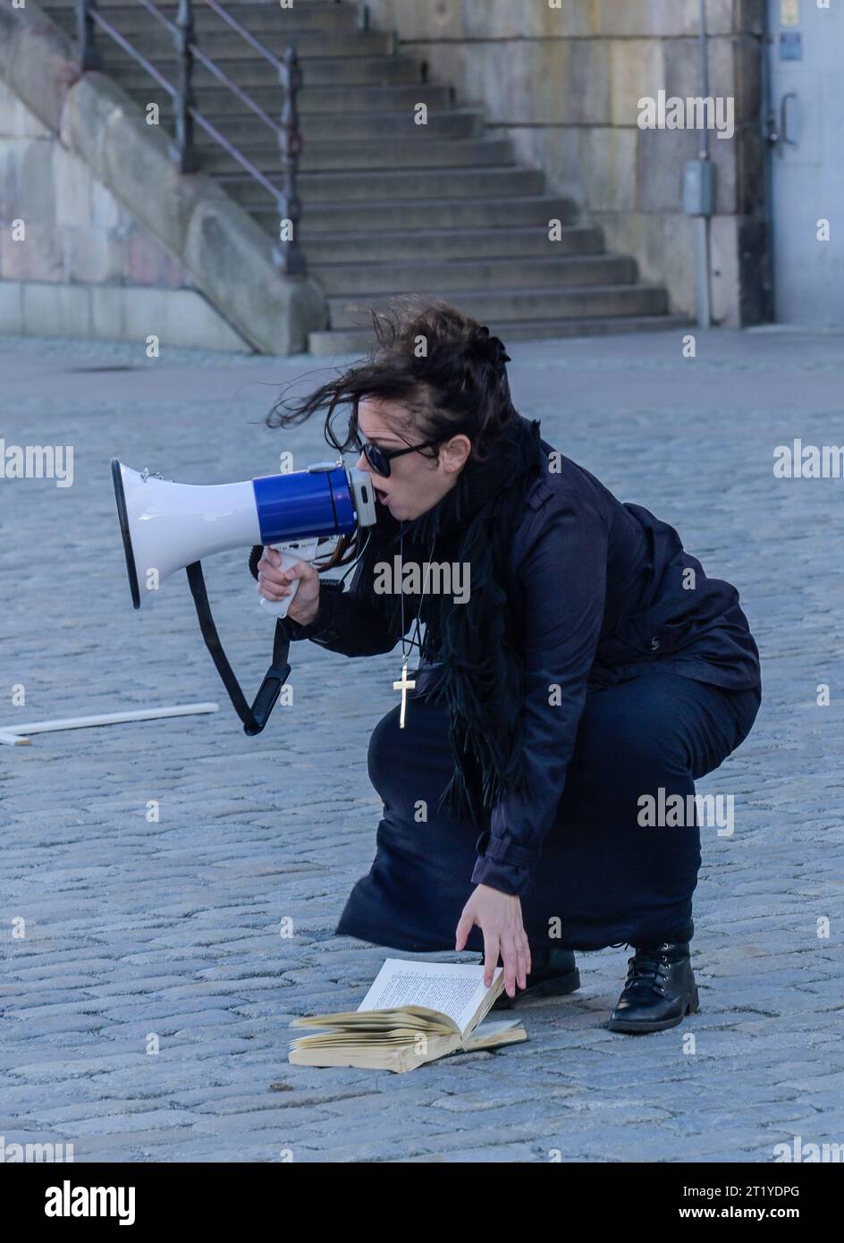 Schändung des Koran a Stoccolma. Aktivistin Jade Sandberg schändet den Koran und verflucht den Islam. Platz Mynttorget vor dem Reichstag in der Altst Foto Stock