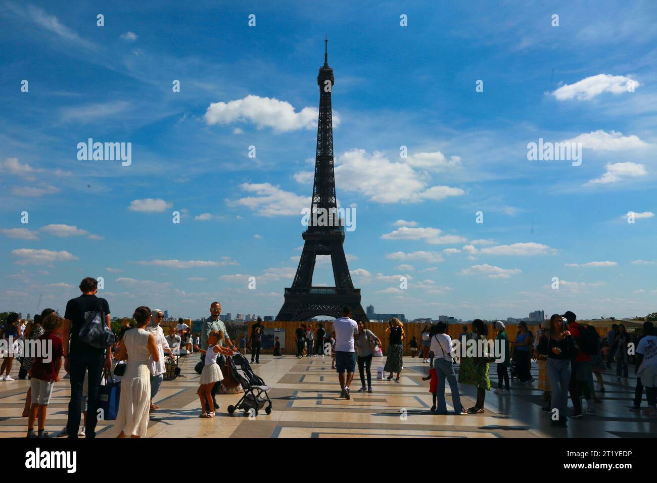 La gente si sta godendo l'estate in Place Trocadero, dall'altra parte della Senna rispetto alla Torre Eiffel. Foto Stock