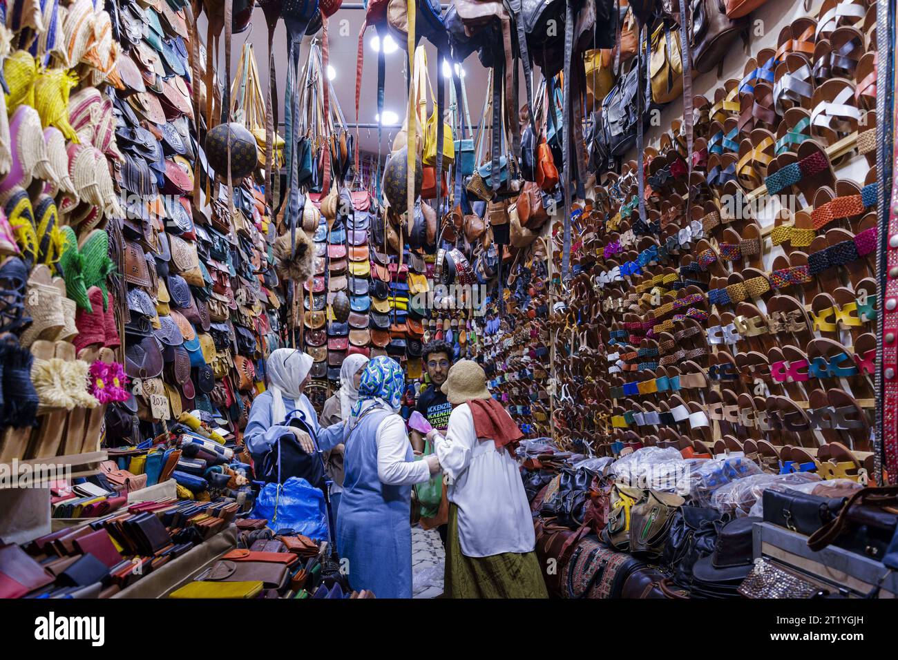 Lederwaren Geschaeft im Souk von in Marrakesch, Marokko, 11.10.2023. Marrakesch Marokko *** negozio di articoli in pelle nel suk di Marrakech, Marocco, 11 10 2023 Marrakech Marocco Copyright: XUtexGrabowskyx Credit: Imago/Alamy Live News Foto Stock