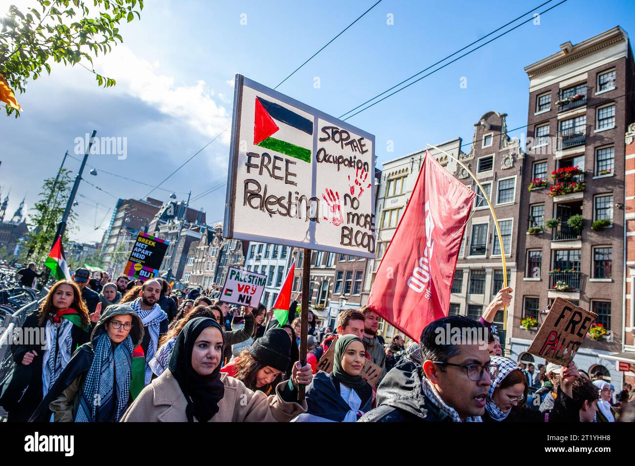 15 ottobre, Amsterdam. La comunità palestinese nei Paesi Bassi ha organizzato una marcia nel centro della città per condannare il governo di Israele ed esprimere solidarietà al popolo palestinese. Durante la manifestazione, circa 10.000 manifestanti hanno sventolato bandiere palestinesi e portato striscioni, inviando un potente messaggio di solidarietà a Gaza e al popolo palestinese. Foto Stock