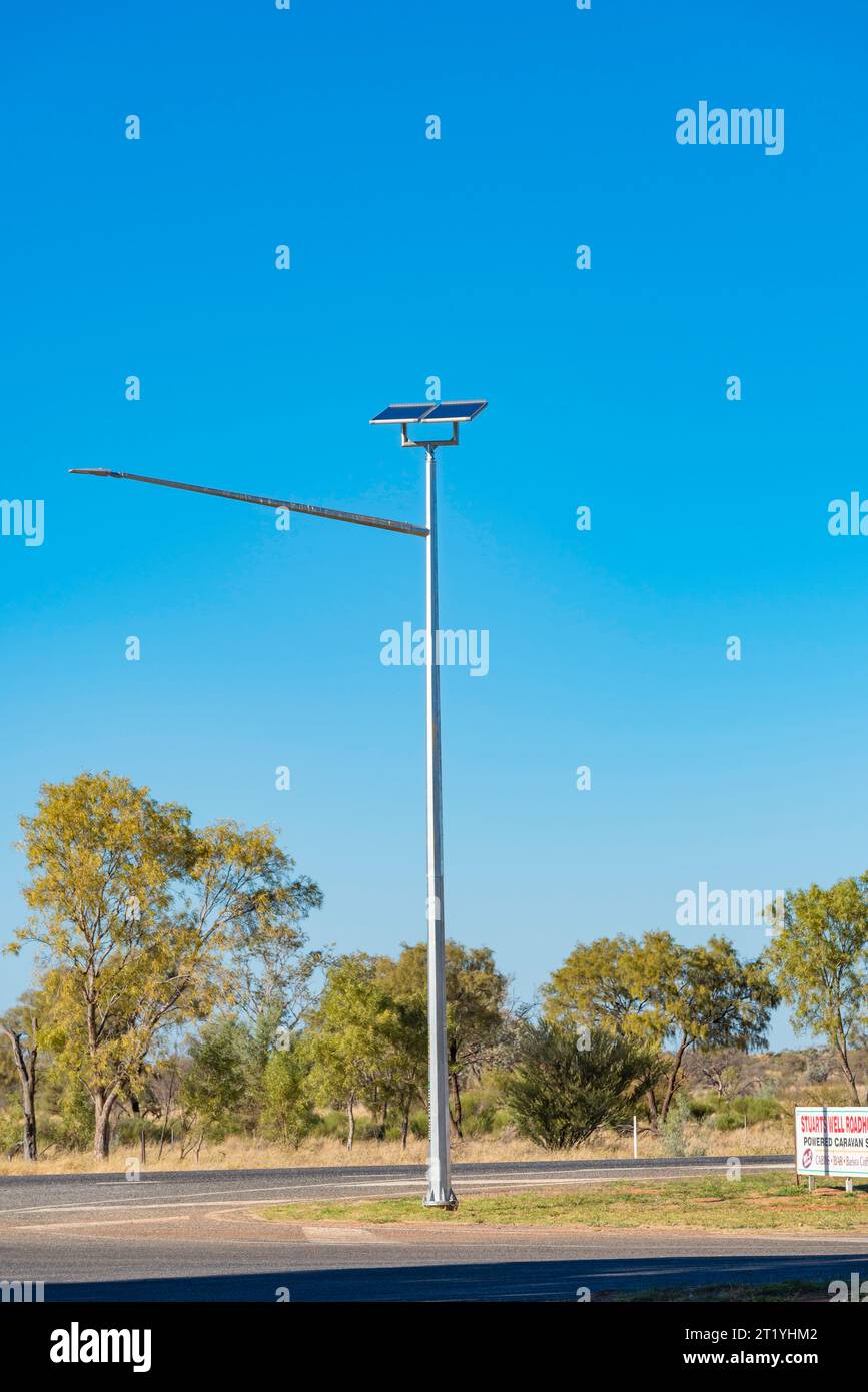 Illuminazione stradale a energia solare nell'Australia centrale sulla Stuart Highway vicino all'Erldunda Desert Oaks Resort nel territorio del Nord dell'Australia Foto Stock