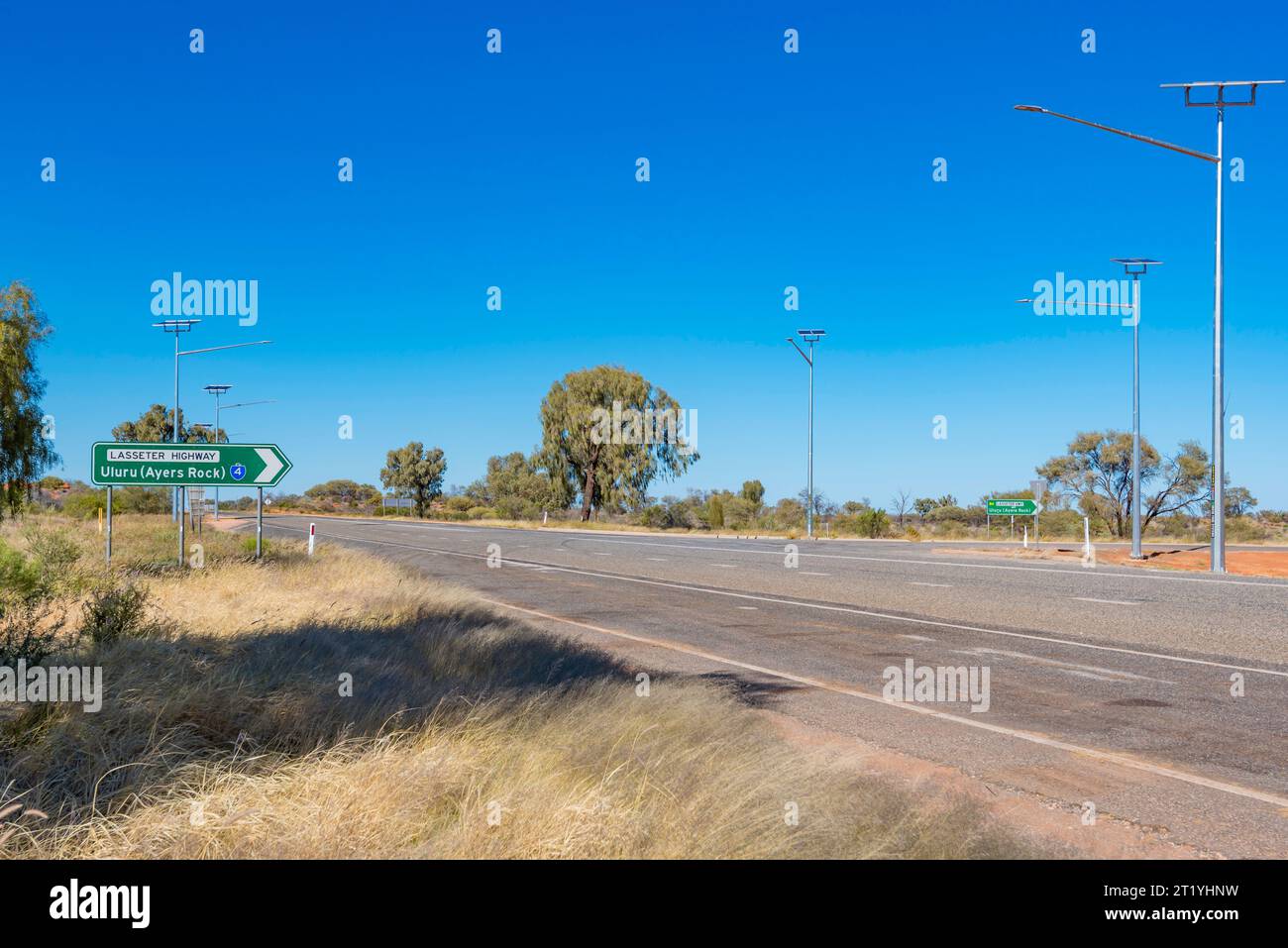 Illuminazione stradale a energia solare nell'Australia centrale sulla Stuart Highway vicino all'Erldunda Desert Oaks Resort nel territorio del Nord dell'Australia Foto Stock