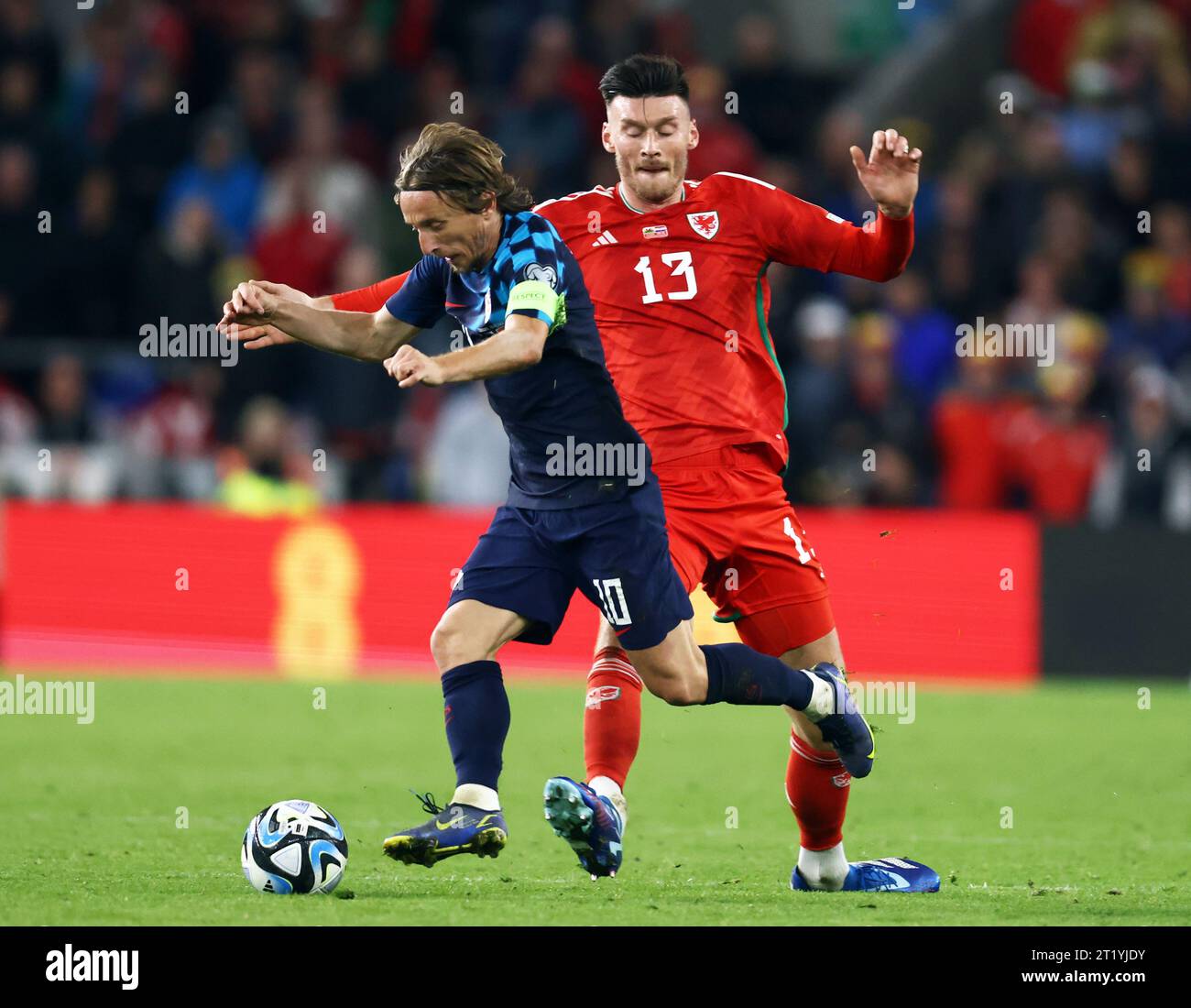 Cardiff, Regno Unito. 15 ottobre 2023. Kieffer Moore del Galles (R sfida Luka Modric della Croazia durante la partita di qualificazione al Campionato europeo UEFA al Cardiff City Stadium di Cardiff. Il credito fotografico dovrebbe leggere: Darren Staples/Sportimage Credit: Sportimage Ltd/Alamy Live News Foto Stock