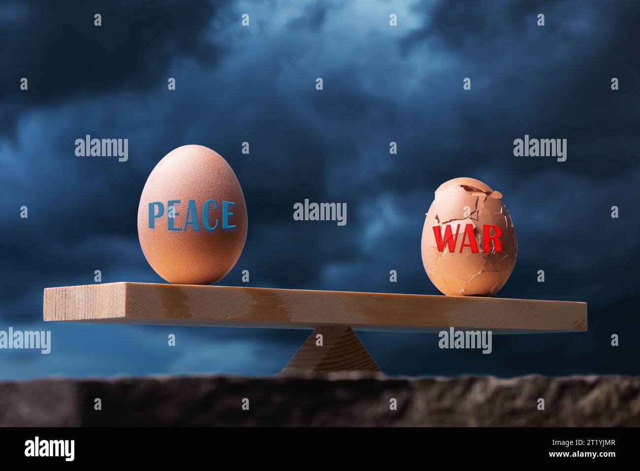 Due uova sulla bilancia, una intera e l'altra spezzata sullo sfondo di un cielo scuro, un concetto sul tema dell'equilibrio tra pace e W Foto Stock