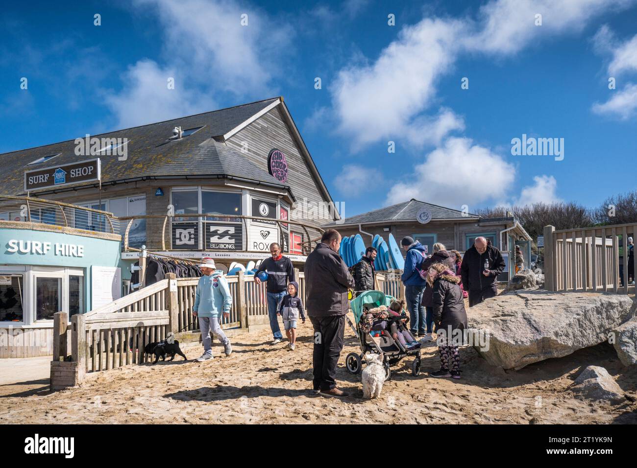 Vacanzieri a Fistral Beach a Newquay in Cornovaglia in Inghilterra nel Regno Unito. Foto Stock
