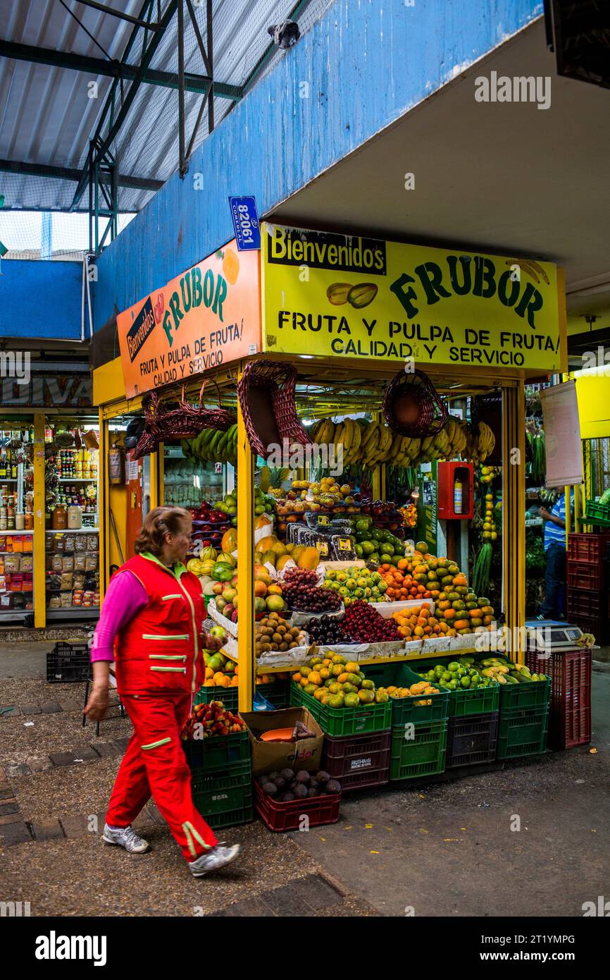 I venditori al Plaza de Mercado deÂ Paloquemao di Bogotà, in Colombia, vendono di tutto, dalla frutta e verdura al pesce ai polli. Foto Stock