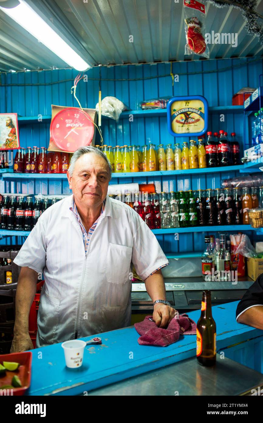 I venditori al Plaza de Mercado deÂ Paloquemao di Bogotà, in Colombia, vendono di tutto, dalla frutta e verdura al pesce ai polli. Foto Stock