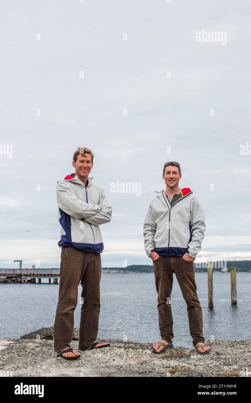 Due piloti si esibiscono per un ritratto prima dell'inizio della Race to Alaska, una corsa in barca non motorizzata di 750 km circa da Port Townsend, Washington, a Ketchikan, Alaska. Foto Stock