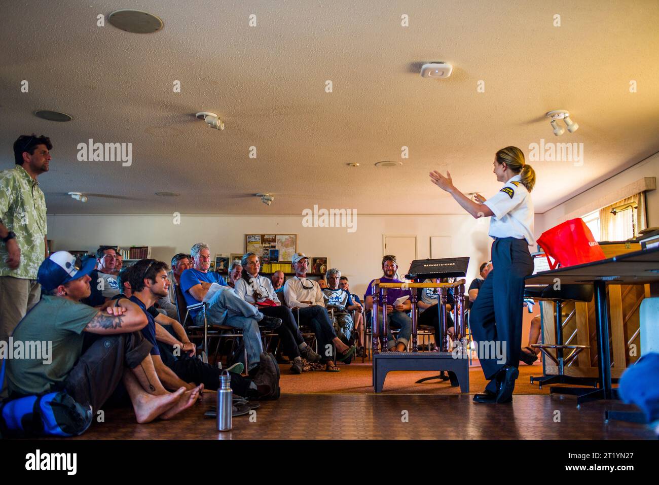 Un rappresentante della guardia costiera parla con i piloti prima dell'inizio della Race to Alaska, una corsa in barca non motorizzata di 750 km circa da Port Townsend, Washington, a Ketchikan, Alaska. Foto Stock