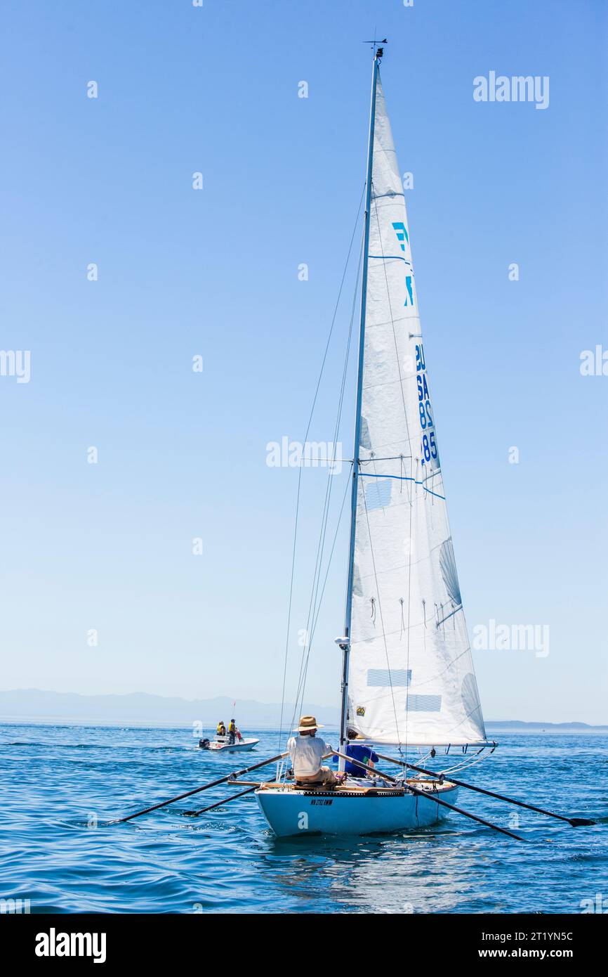 I piloti che lasciano Victoria, British Columbia, Canada per la seconda tappa della Race to Alaska, una corsa in barca non motorizzata che copre 750 km da Port Townsend, Washington, a Ketchikan, Alaska. Foto Stock