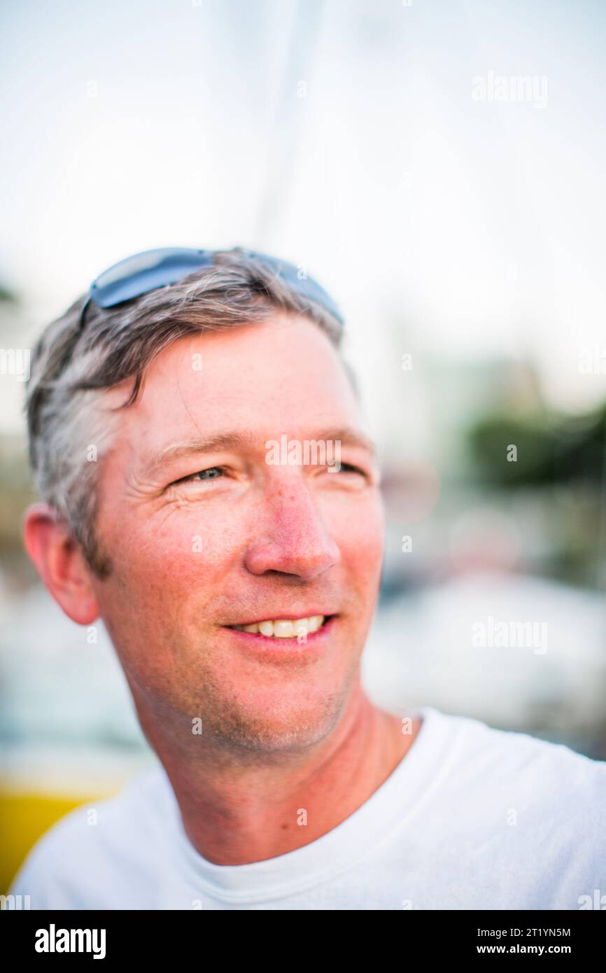 Un ritratto di un uomo della Race to Alaska, una corsa di 750 miglia da Port Townsend a Ketchikan, Alaska, senza supporto e senza motore. Foto Stock