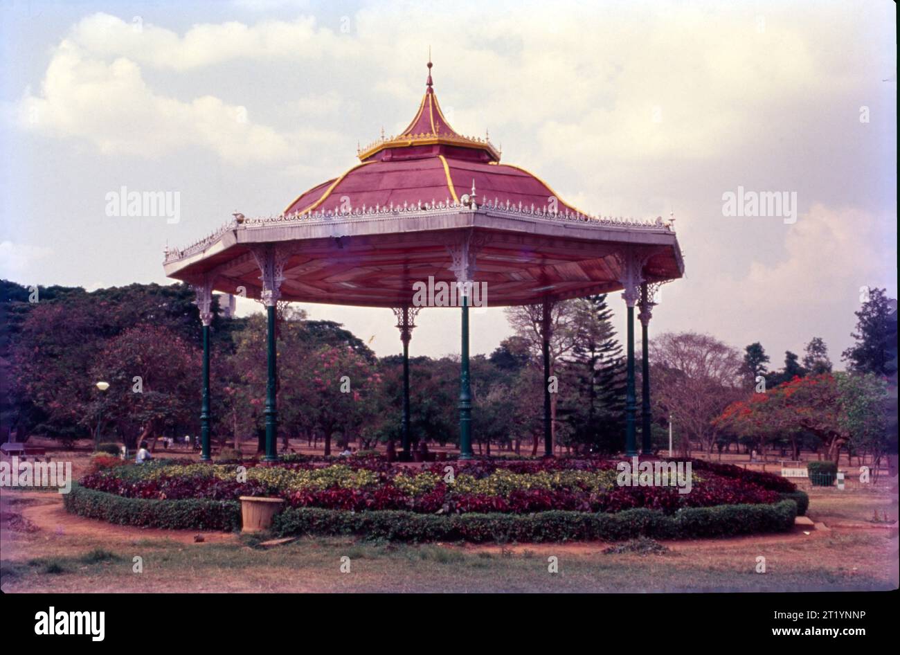 Lalbagh, Un vasto giardino situato in un terreno di 240 acri nel cuore della città di Banglore. Rinomato a livello internazionale come centro per le opere d'arte botaniche e la conservazione delle piante, Lalbagh è uno dei giardini più panoramici dello stato del Karnataka. il parco attira numerosi visitatori con la sua famosa casa in vetro e ospita anche 1.854 specie di piante. Foto Stock