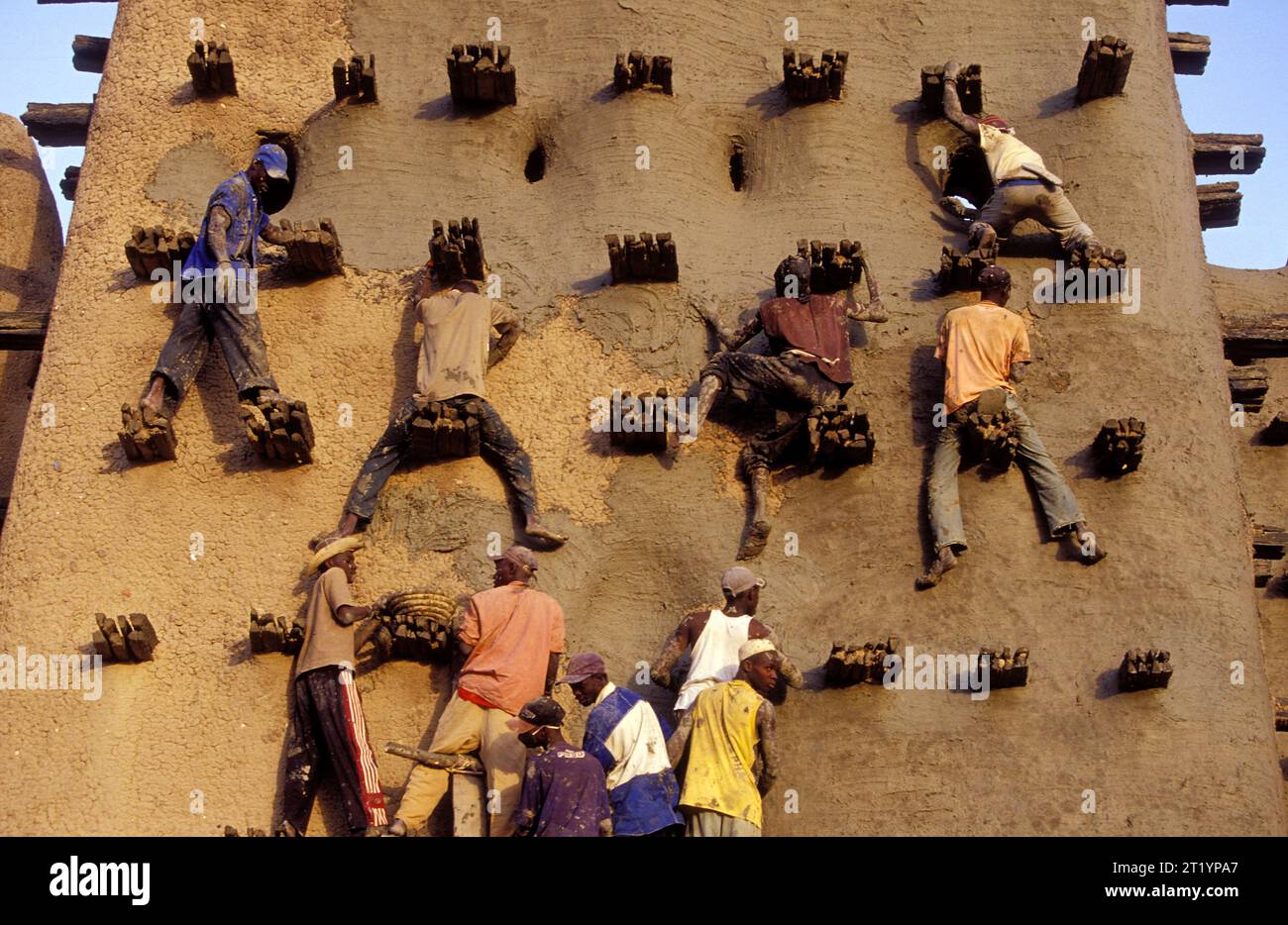 Mali Djenne persone lavorando sul ripristino e applicando la Grande Moschea di fango fresco Foto Stock