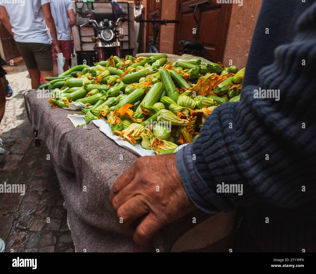 Un uomo con verdure sul suo carrello distributori automatici di Marrakech Foto Stock