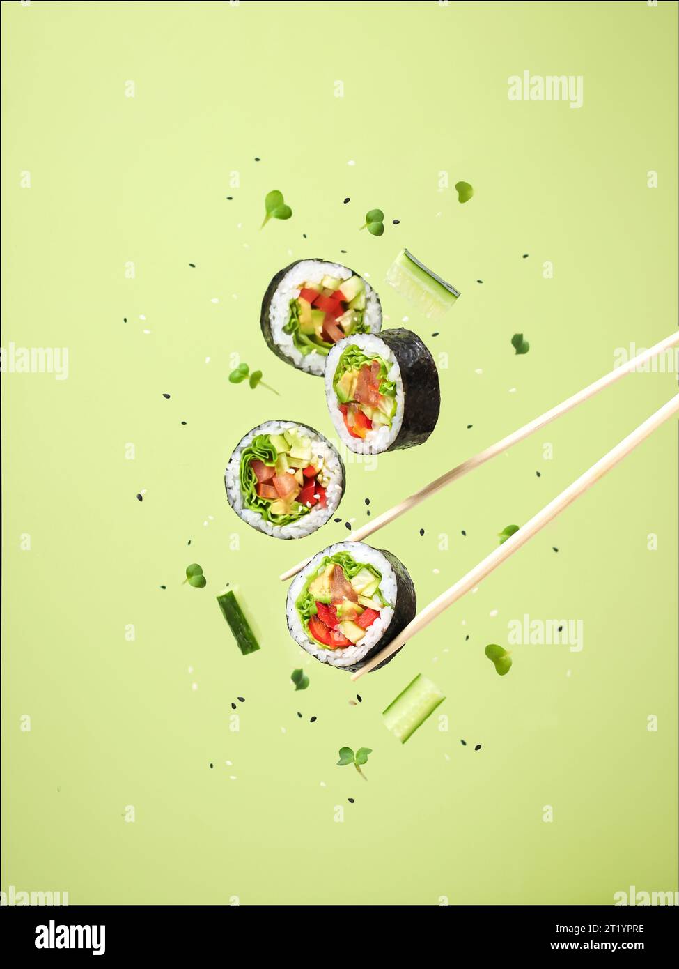 Fotografia di cibo levitato con sushi involtini di verdure vegane. Foto Stock