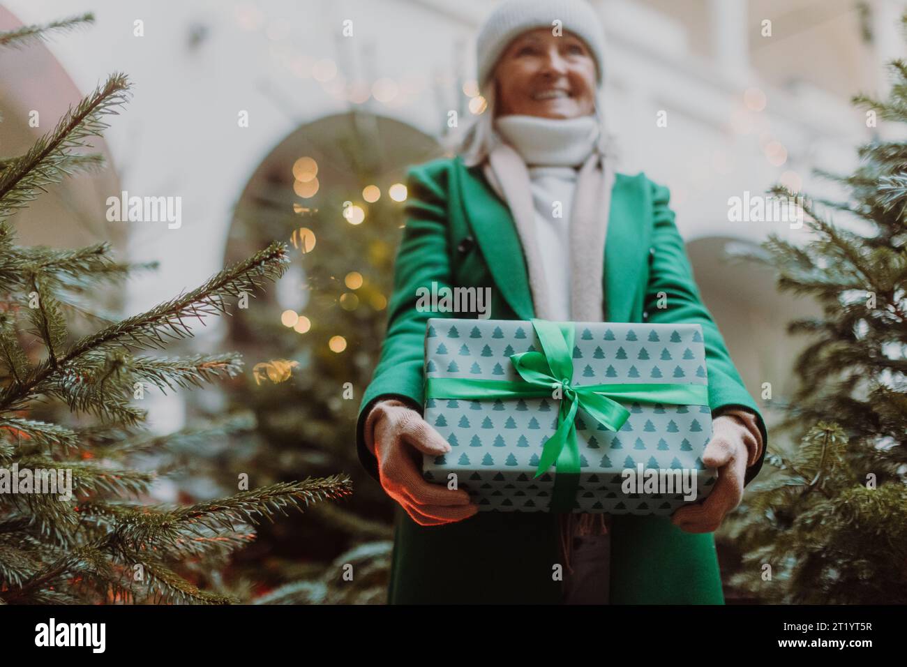 Donna anziana con molti regali Chrismtas nelle sue mani. Foto Stock