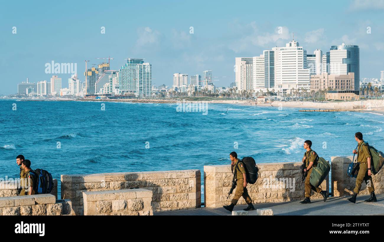 Tel Aviv, Israele - 3 marzo 2017: la marcia dei soldati delle forze di difesa israeliane si affaccia sullo skyline di Tel Aviv, Israele Foto Stock