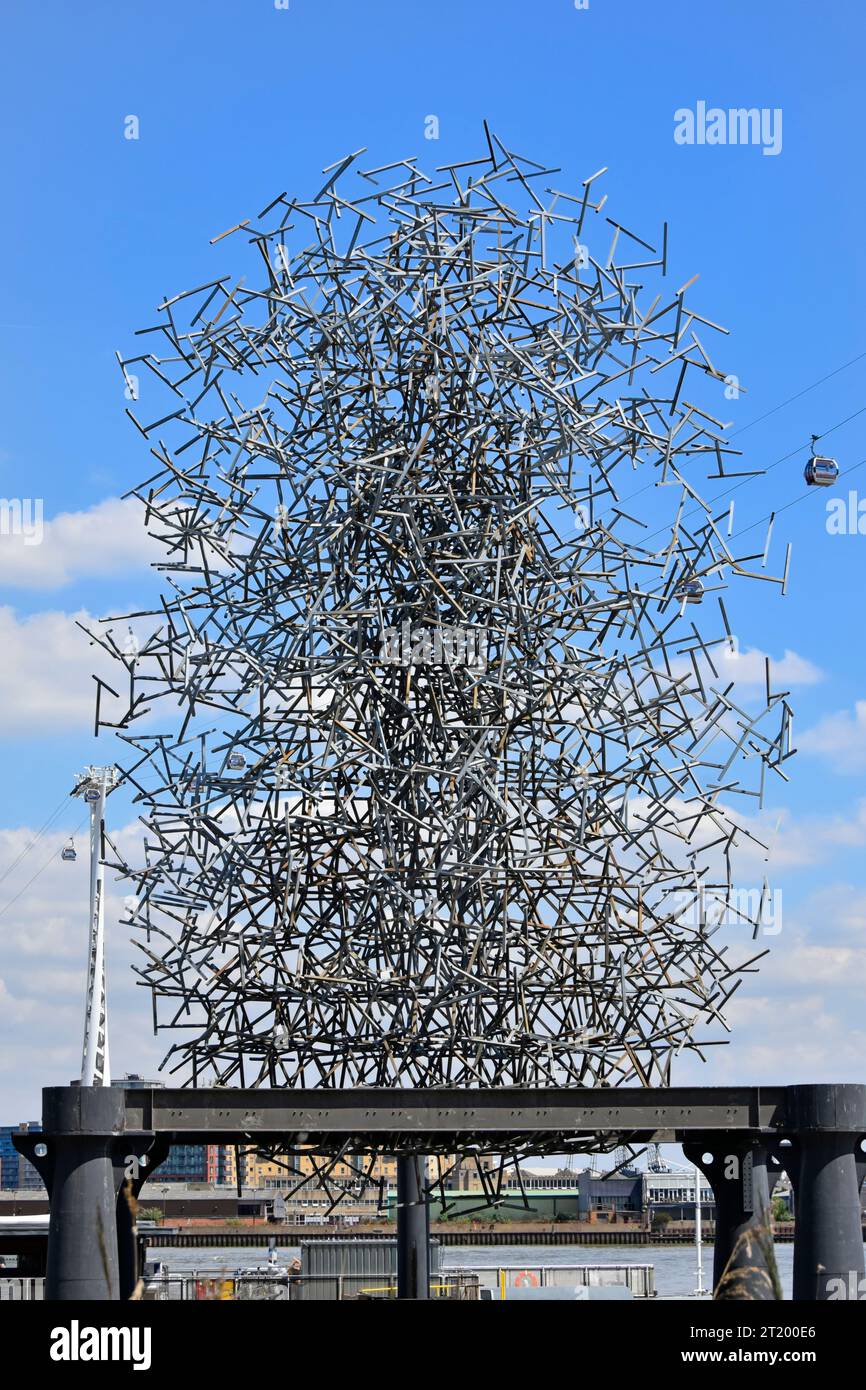 Funivia sul Tamigi Antony Gormley Quantum Cloud scultura eretta per le celebrazioni del millennio al dome della penisola di Greenwich, sud di Londra, Inghilterra, Regno Unito Foto Stock