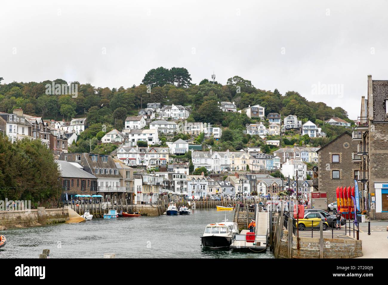 Looe Cornovaglia Inghilterra, cittadina inglese sul mare con molo e barche ormeggiate tra ovest e est Looe, Regno Unito, 2023 Foto Stock