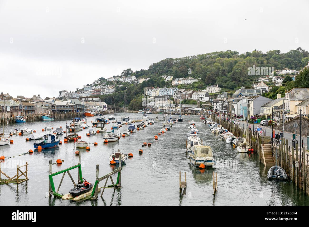 Looe Cornovaglia Inghilterra, cittadina inglese sul mare con molo e barche ormeggiate tra ovest e est Looe, Regno Unito, 2023 Foto Stock