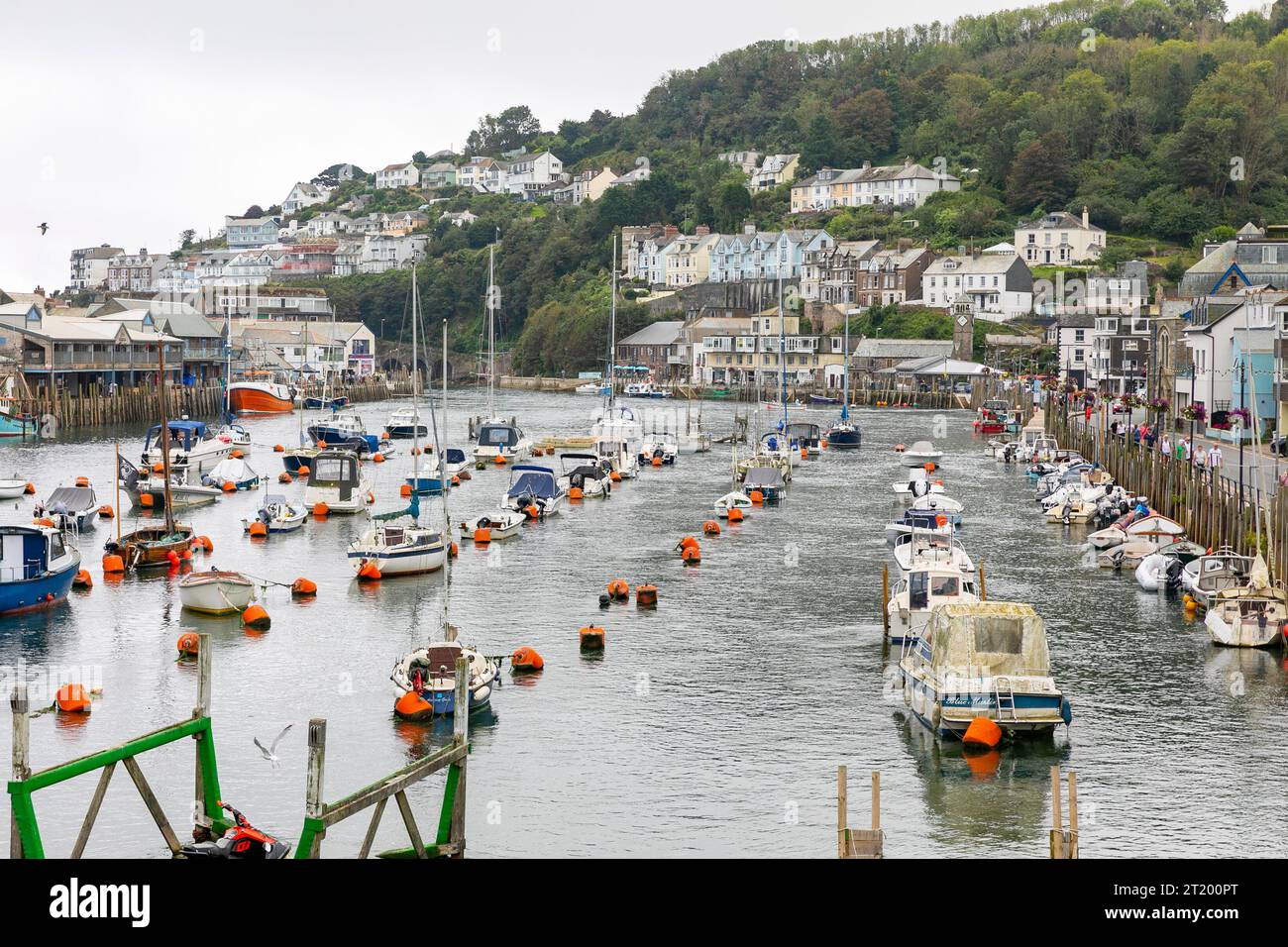 Looe Cornovaglia Inghilterra, cittadina inglese sul mare con molo e barche ormeggiate tra ovest e est Looe, Regno Unito, 2023 Foto Stock