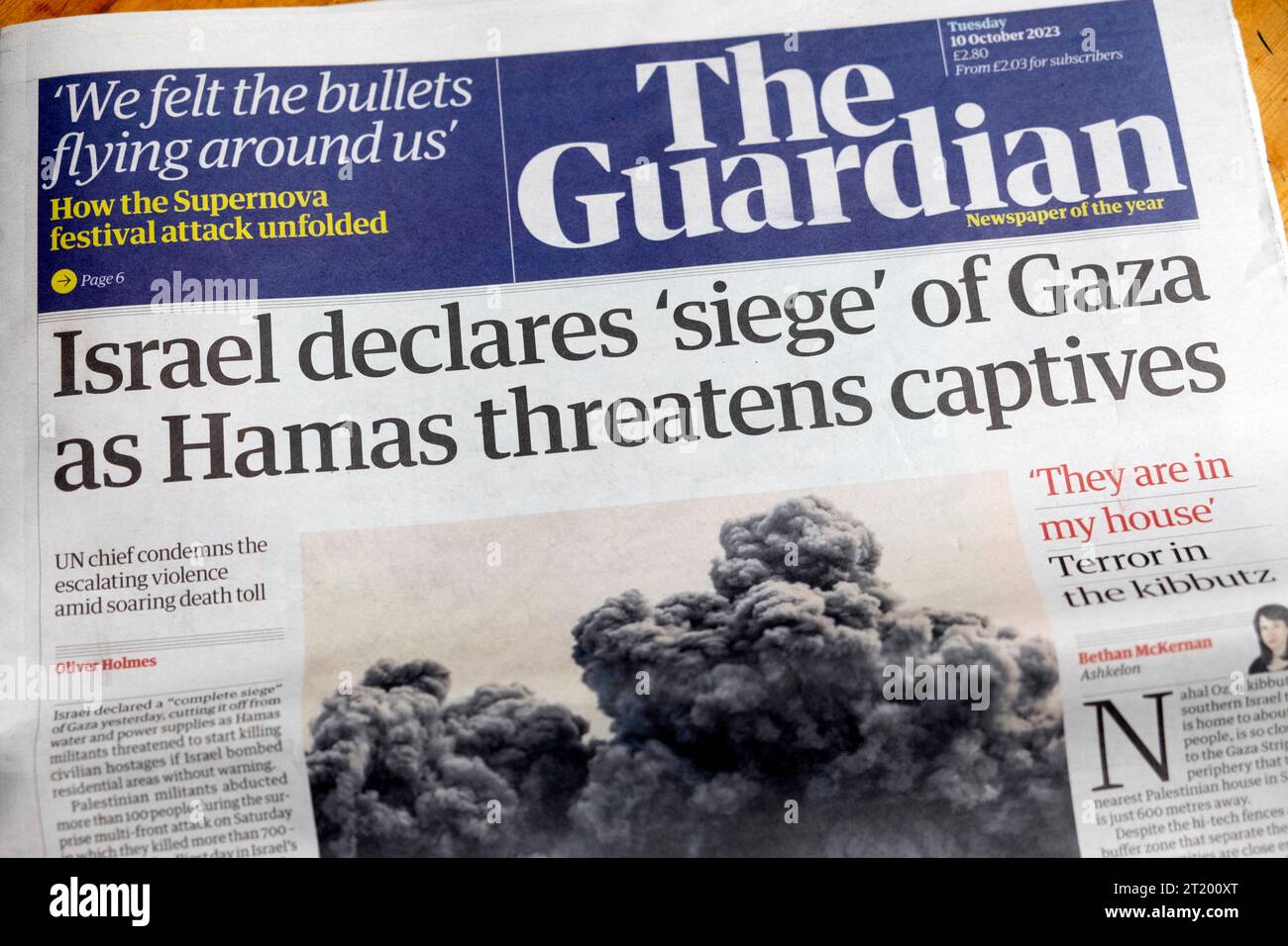 "Israele dichiara "assedio” di Gaza mentre Hamas minaccia i prigionieri" prima pagina del quotidiano Guardian: Guerra israeliana e palestinese 10 ottobre 2023 Londra Regno Unito Foto Stock