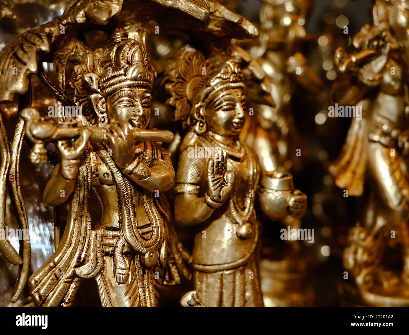 primo piano della scultura del dio indù krishna e radha in un negozio d'antiquariato per idoli e regali d'epoca Foto Stock