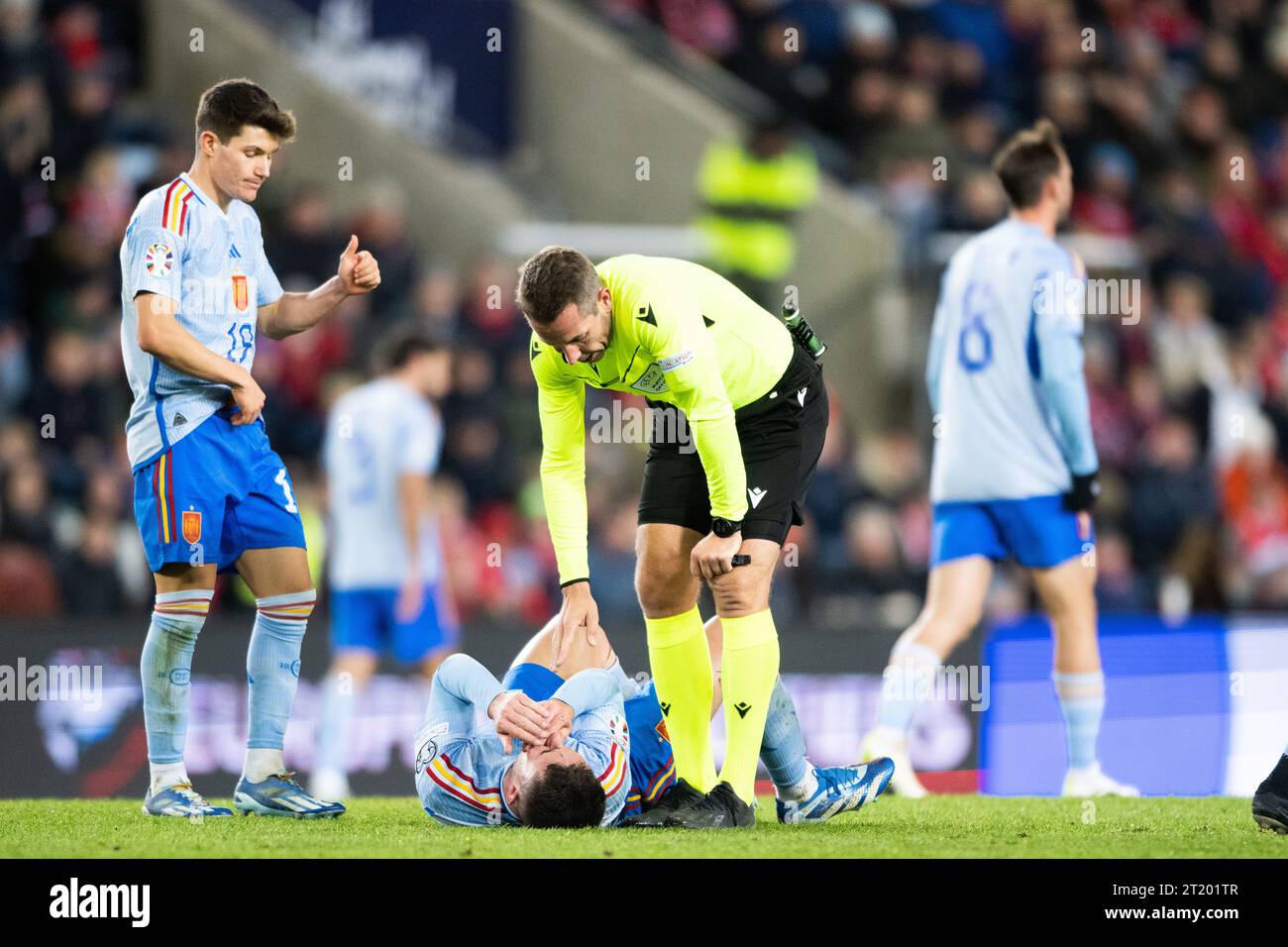 Oslo, Norvegia. 15 ottobre 2023. L'arbitro Tobias Stieler sta controllando un giocatore spagnolo durante la partita di qualificazione a UEFA Euro 2024 tra Norvegia e Spagna all'Ullevaal Stadion di Oslo. (Foto: Gonzales Photo/Alamy Live News Foto Stock