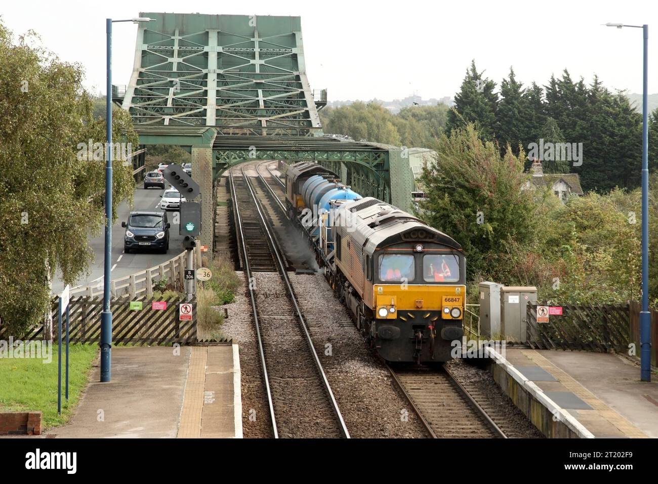Colas Rail Freight Class 66 loco 66847 si avvicina alla stazione di Althorpe con il treno di trattamento 3S14 1138 Grimsby - York il 2/10/23. Foto Stock