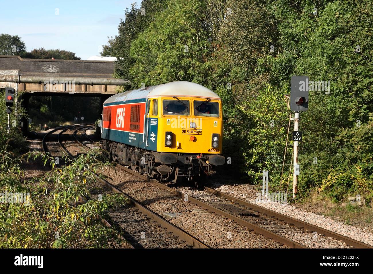 GB Railfreight Class 69 loco 69004 si avvicina alla stazione di Scunthorpe come 0Z69 0846 Doncaster - Barnetby e movimento di ritorno il 22/9/23. Foto Stock