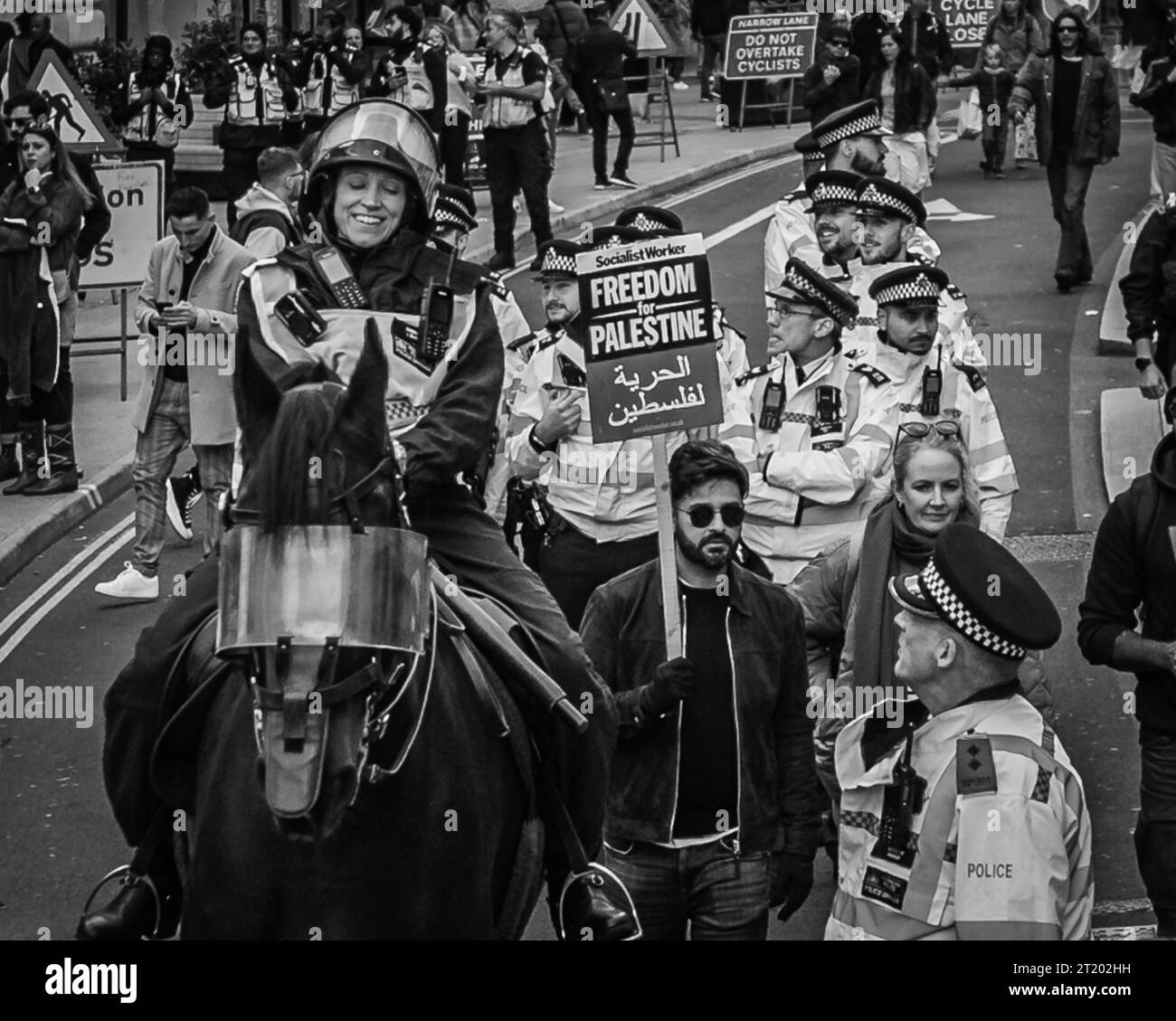 La polizia a cavallo e la polizia incontrata tengono d'occhio la marcia pro-cessate il fuoco a Londra. Foto Stock