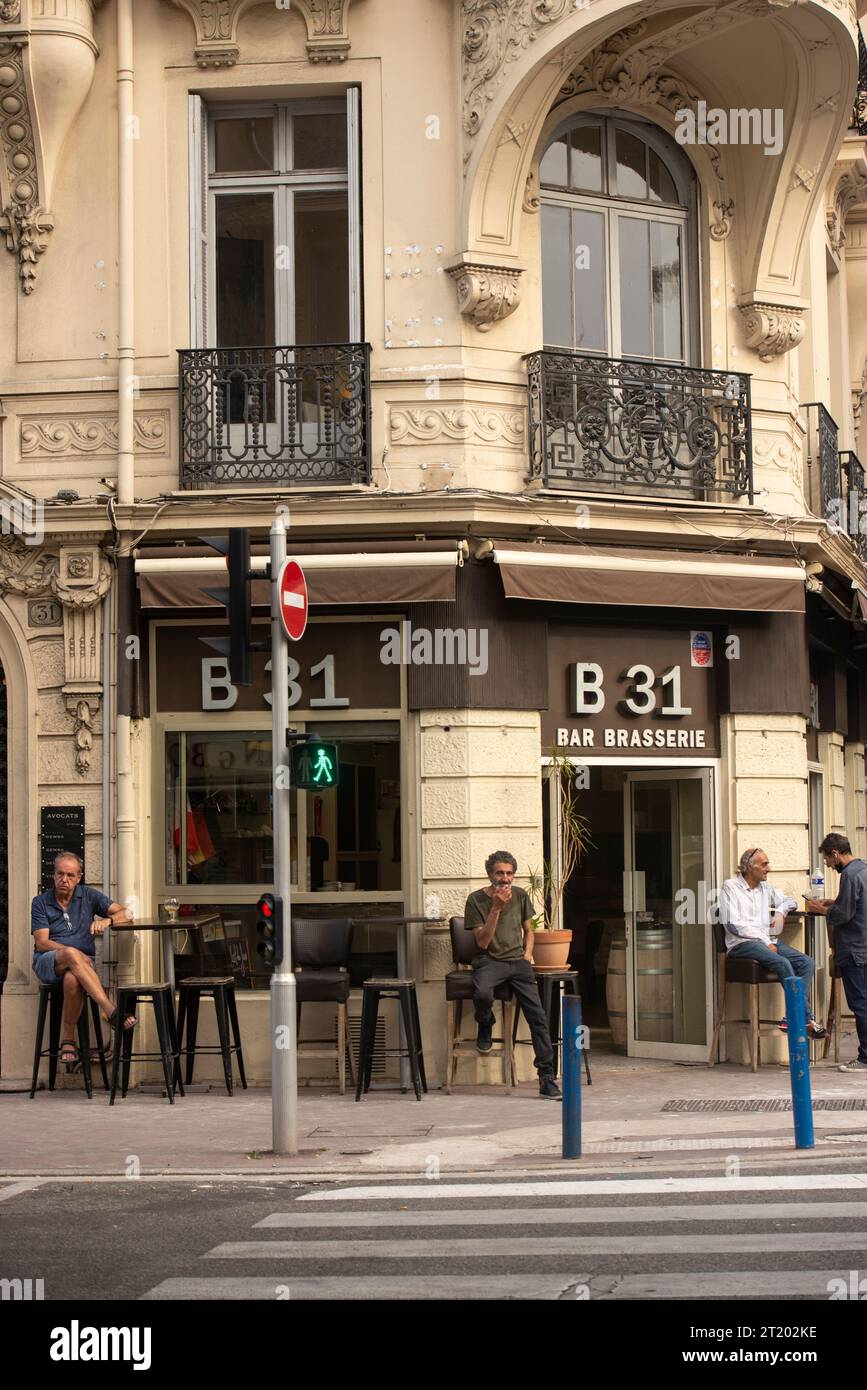 Caffè sulla strada con clienti Foto Stock