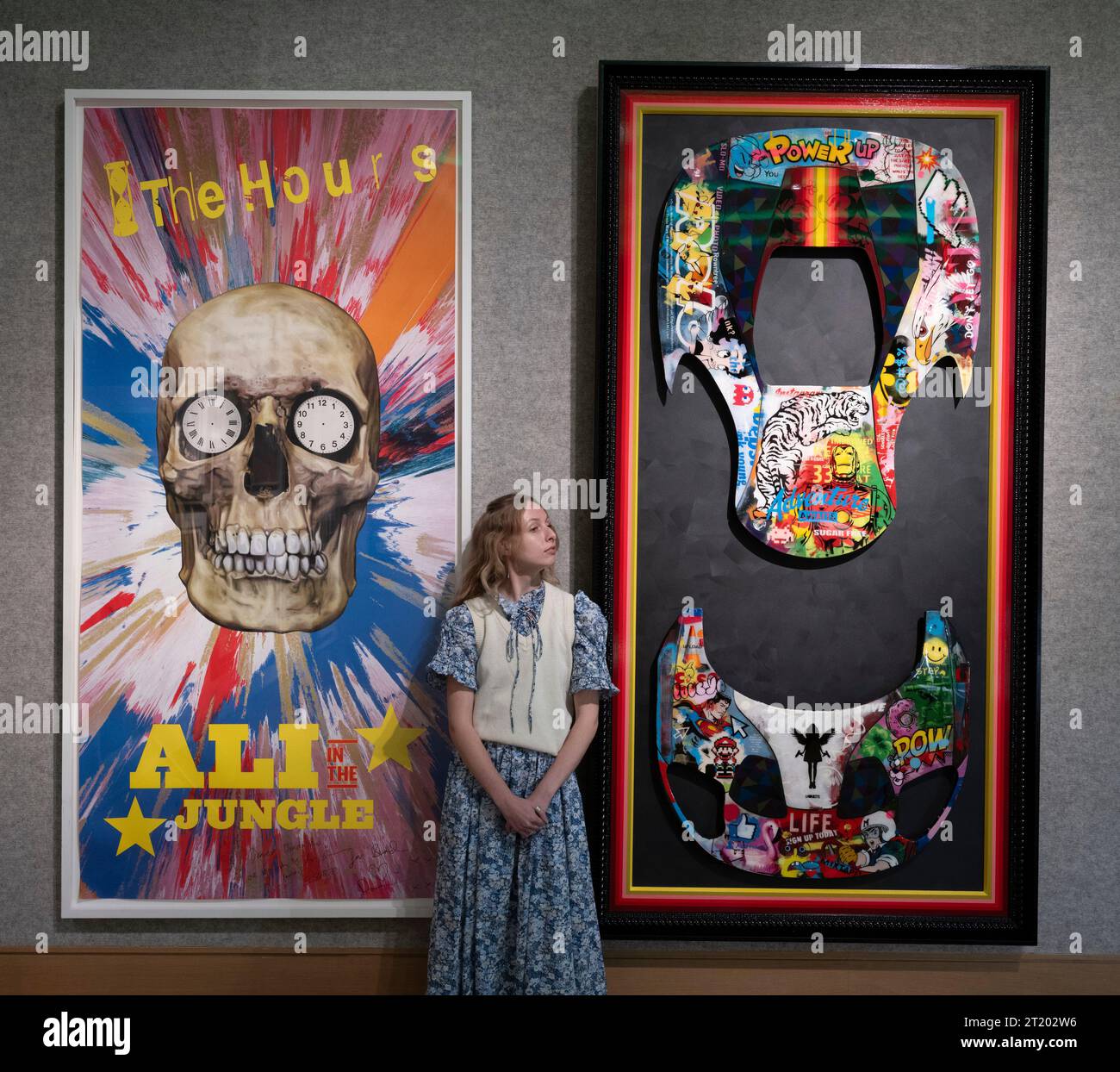 Bonhams, Londra, Regno Unito. 16 ottobre 2023. L'offerta Bonhams Pop X Culture termina il 18 ottobre. Le attrazioni principali includono: (r) Lhouette, in pezzi, 2023. Stima: £6.000-8.000; (l) Damien Hirst, The Hours, poster promozionale 2005. Stima: £ 1.000-1.500. Crediti: Malcolm Park/Alamy Live News Foto Stock