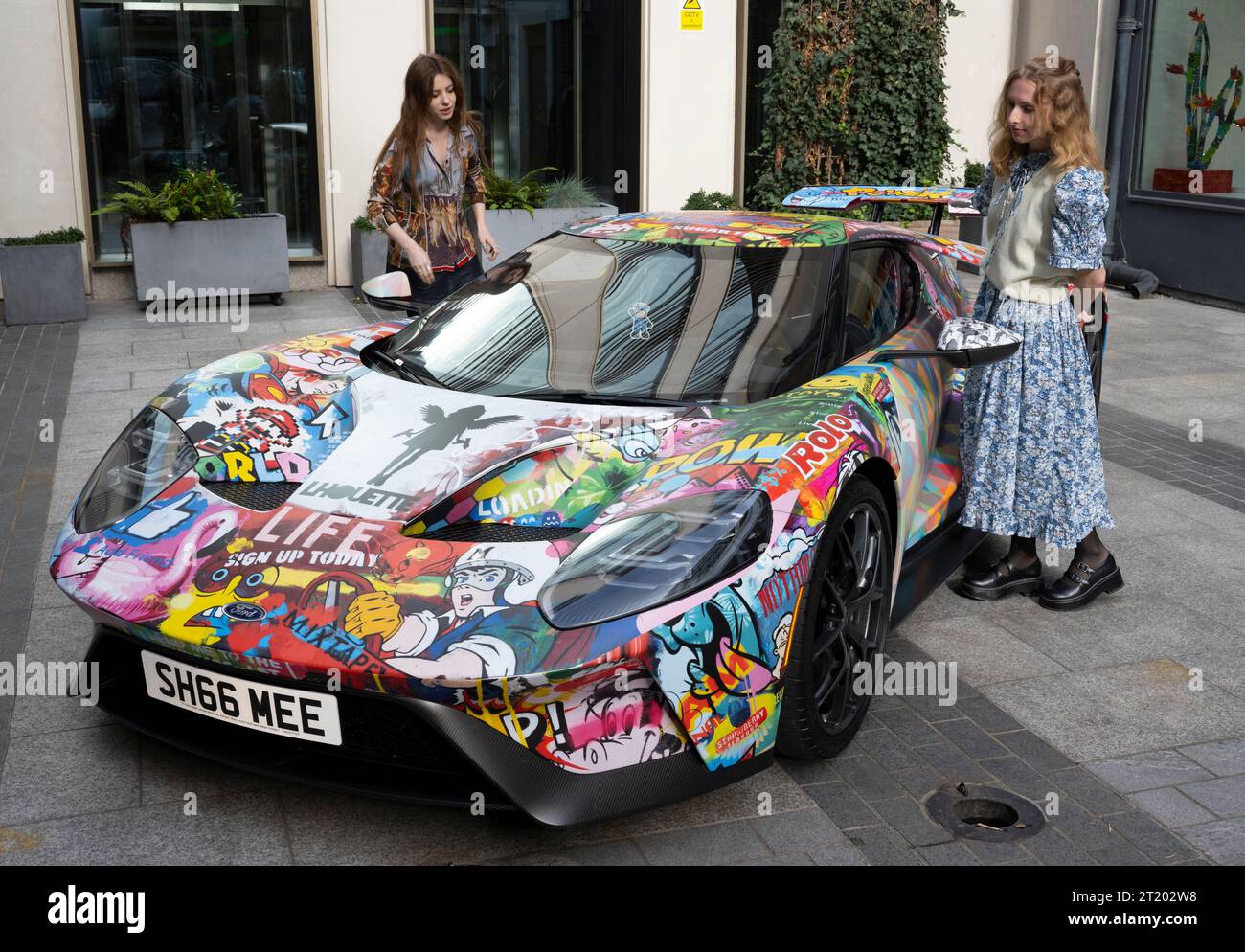 Bonhams, Londra, Regno Unito. 16 ottobre 2023. L'offerta Bonhams Pop X Culture termina il 18 ottobre. Le attrazioni principali includono: Pop Art Supercar, installazione di Ford GT Supercar di Lhouette - Hyper Pop (non in vendita). Crediti: Malcolm Park/Alamy Live News Foto Stock