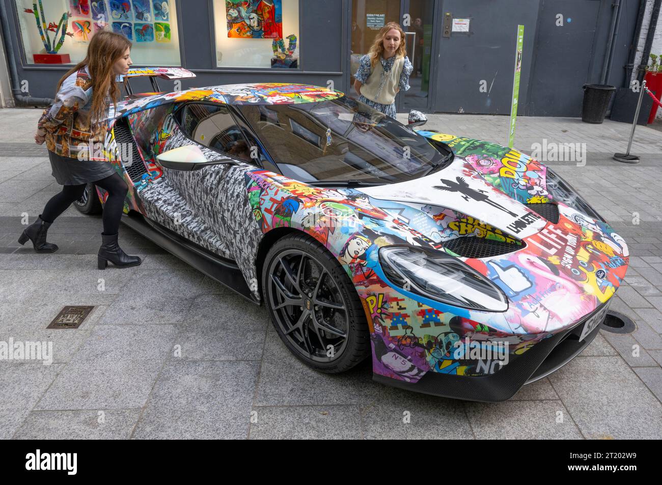 Bonhams, Londra, Regno Unito. 16 ottobre 2023. L'offerta Bonhams Pop X Culture termina il 18 ottobre. Le attrazioni principali includono: Pop Art Supercar, installazione di Ford GT Supercar di Lhouette - Hyper Pop (non in vendita). Crediti: Malcolm Park/Alamy Live News Foto Stock