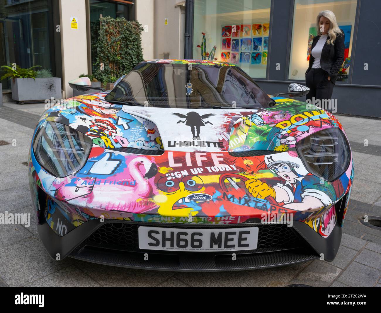Bonhams, Londra, Regno Unito. 16 ottobre 2023. L'offerta Bonhams Pop X Culture termina il 18 ottobre. Le attrazioni principali includono: Pop Art Supercar, installazione di Ford GT Supercar di Lhouette - Hyper Pop (non in vendita). Crediti: Malcolm Park/Alamy Live News Foto Stock