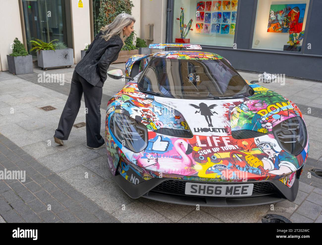 Bonhams, Londra, Regno Unito. 16 ottobre 2023. L'offerta Bonhams Pop X Culture termina il 18 ottobre. Le attrazioni principali includono: Pop Art Supercar, installazione di Ford GT Supercar di Lhouette - Hyper Pop (non in vendita). Crediti: Malcolm Park/Alamy Live News Foto Stock