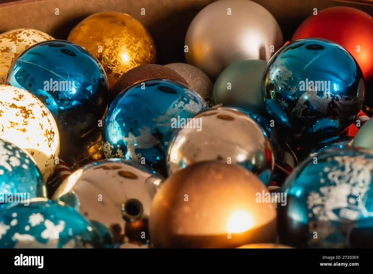 Tantissime palline di Natale con colori e disegni diversi Foto Stock