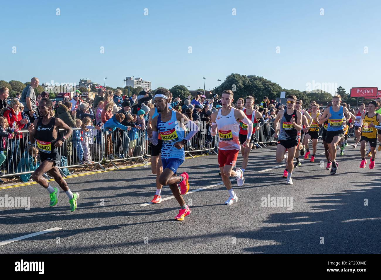 Great South Run, 15 ottobre 2023, Portsmouth, Hampshire, Inghilterra, REGNO UNITO. Migliaia di concorrenti hanno corso nella 10 Mile Great South Run, partendo e finendo a Southsea, Portsmouth. Oltre ai corridori d'élite, molte altre persone hanno partecipato correndo per beneficenza o per i loro club. Gli uomini d'élite subito dopo l'inizio della gara, tra cui il vincitore Zakariya Mahamed in pantaloncini blu e giubbotto bianco. Foto Stock