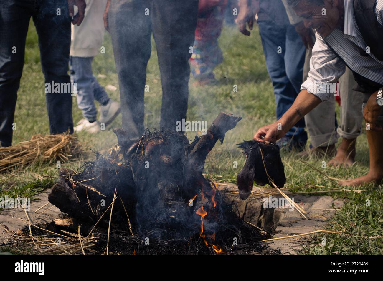 Incendiando le teste di capra sacrificate che rappresentano Daksha Prajapati (padre di Sati devi) di Swasthani Brata Katha durante Shikhali Jatra a Khokana, Foto Stock