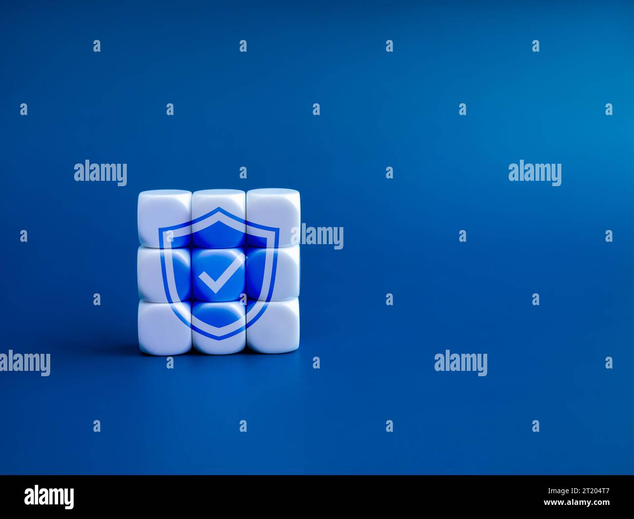 Protezione dei dati personali e cibersicurezza sistema di rete di Internet, concetti tecnologici. Schermo di sicurezza digitale, forma a icona lucchetto di sicurezza su compl Foto Stock