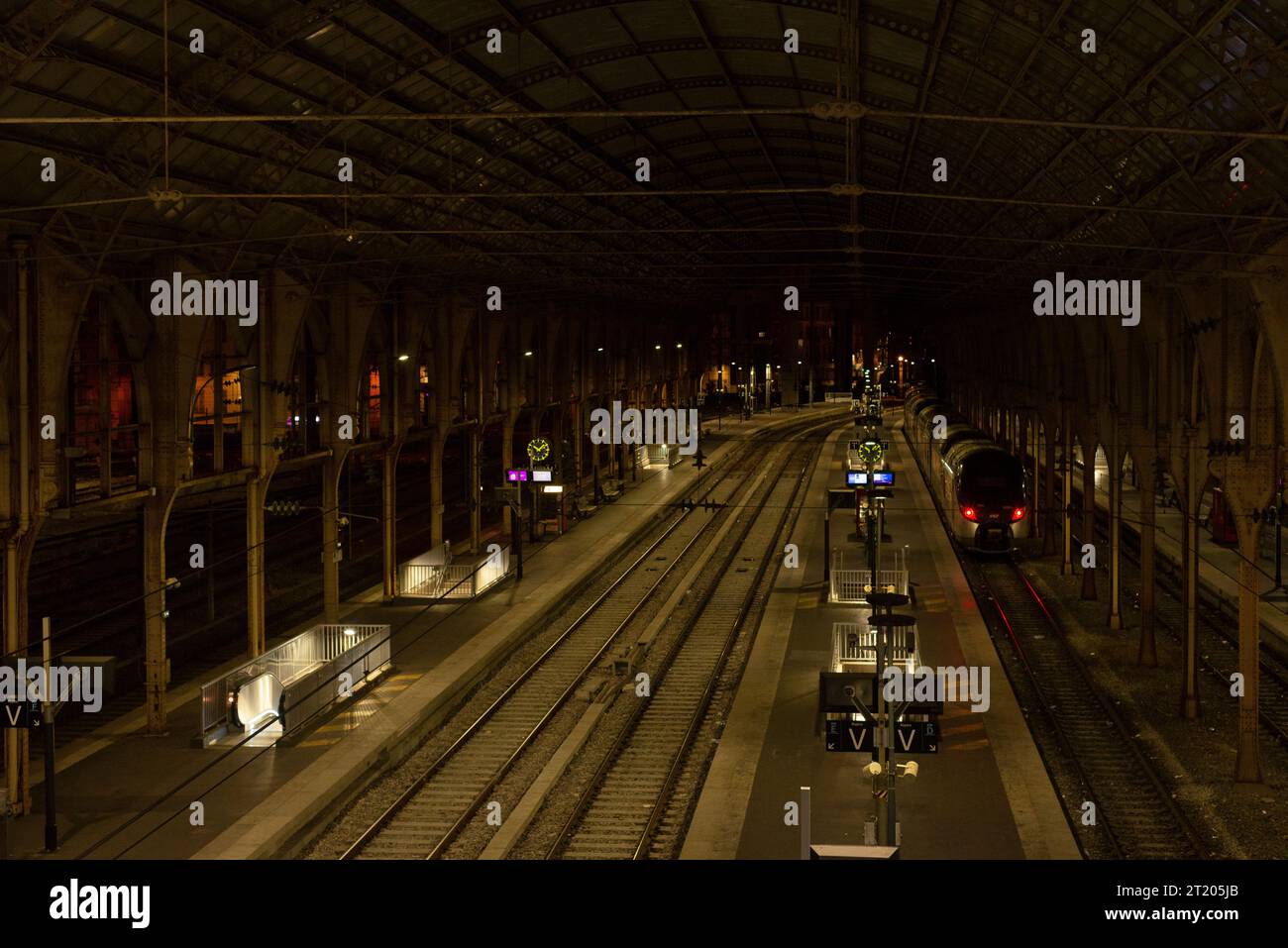 Bella stazione ferroviaria di notte Foto Stock