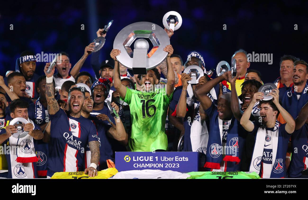 Marquinhos di Parigi Saint-Germain tiene in alto il trofeo francese Ligue 1 Uber Eats con i suoi compagni di squadra. - Paris Saint-Germain contro Clermont, Ligue 1, Parc des Princes, Parigi, Francia. - 3 giugno 2023. Foto Stock