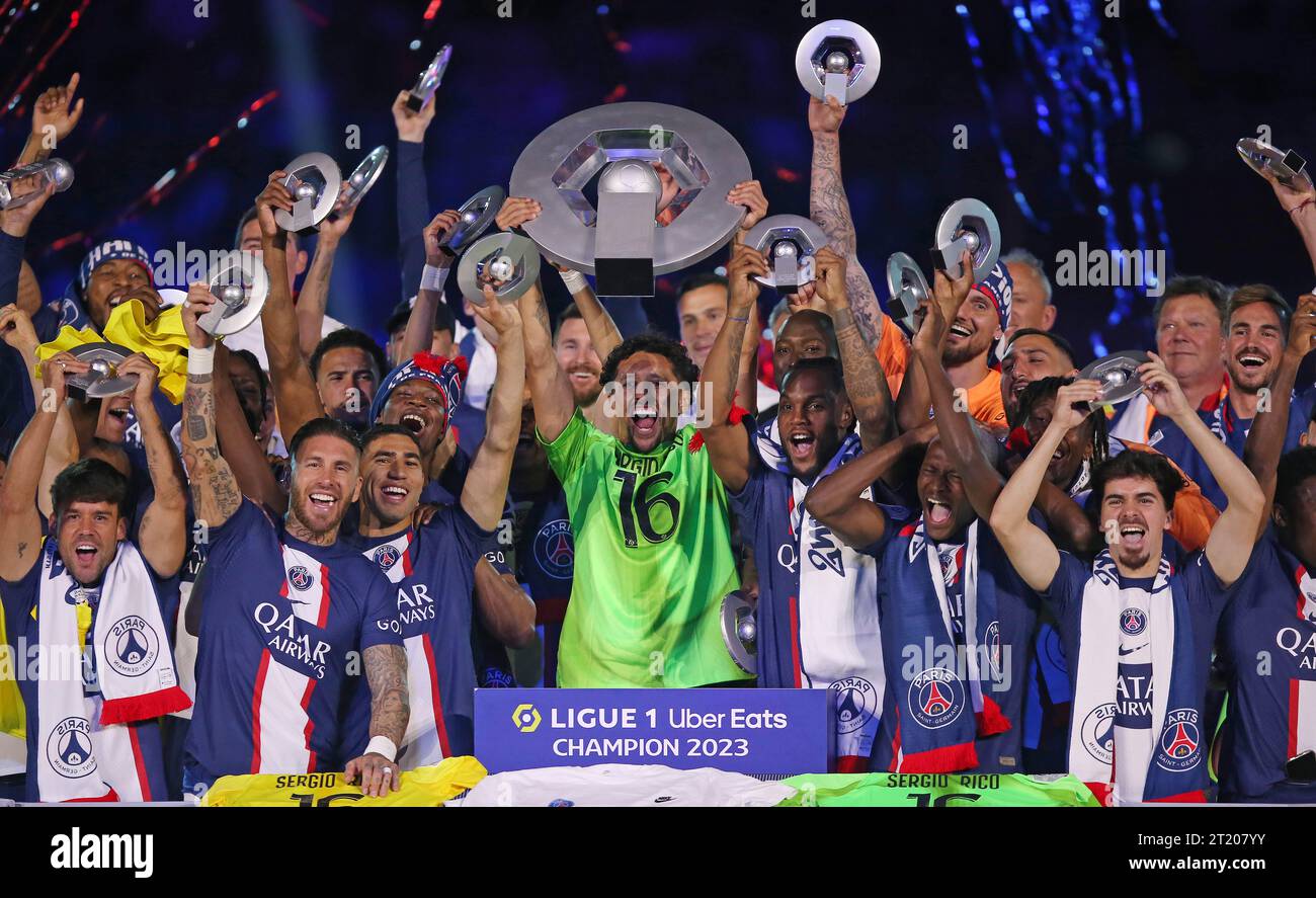 Marquinhos di Parigi Saint-Germain tiene in alto il trofeo francese Ligue 1 Uber Eats con i suoi compagni di squadra. - Paris Saint-Germain contro Clermont, Ligue 1, Parc des Princes, Parigi, Francia. - 3 giugno 2023. Foto Stock