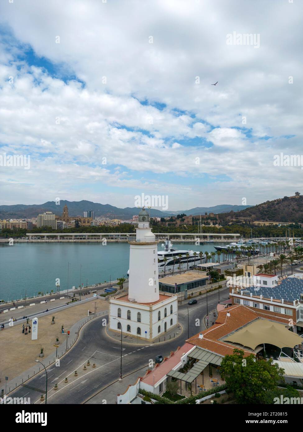 Bella vista del faro chiamato la farola a Malaga, Spagna Foto Stock