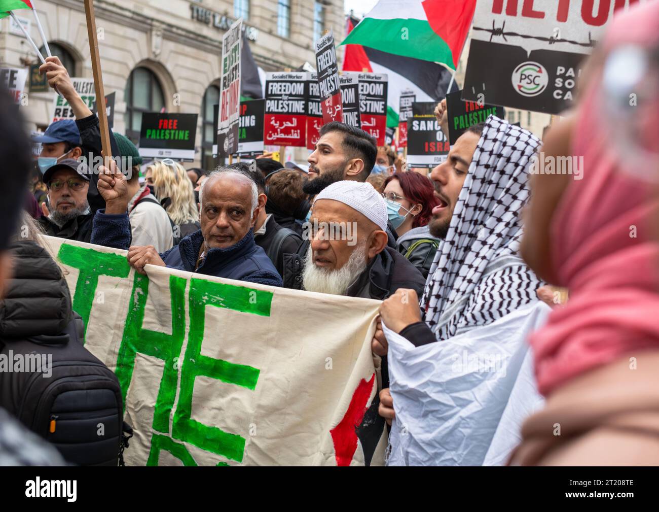 Londra, Regno Unito. 14 ottobre 2023: Manifestanti pro-palestinesi con cartelloni, striscioni e bandiere in una manifestazione contro gli attacchi israeliani a Gaza e per un libero Foto Stock