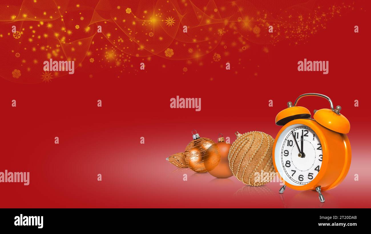 Concetto astratto di Natale e Capodanno con decorazioni natalizie, neve, fiocchi di neve e stelle su sfondo rosso delicato Foto Stock